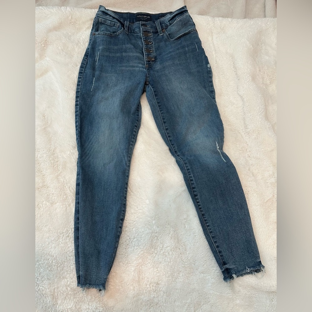 Lucky brand jeans, barley worn, great condition, and size 6/28.
